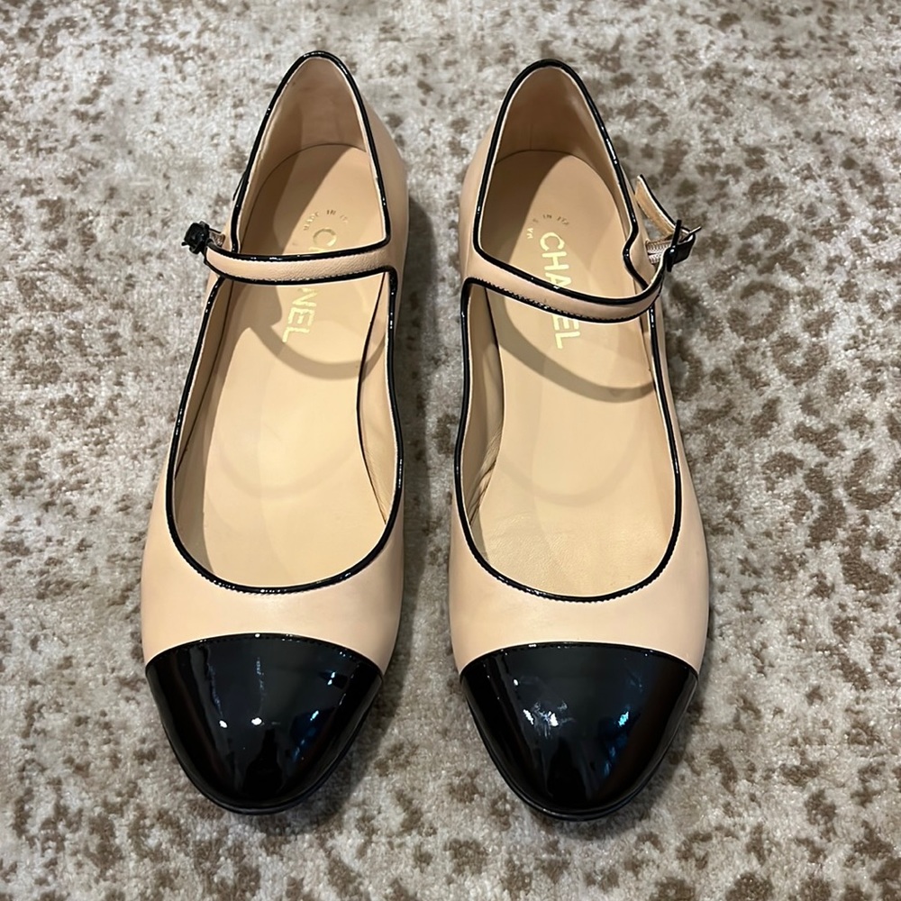 Chanel tan and black Mary Janes size 42. I’d say a womens 10-11.